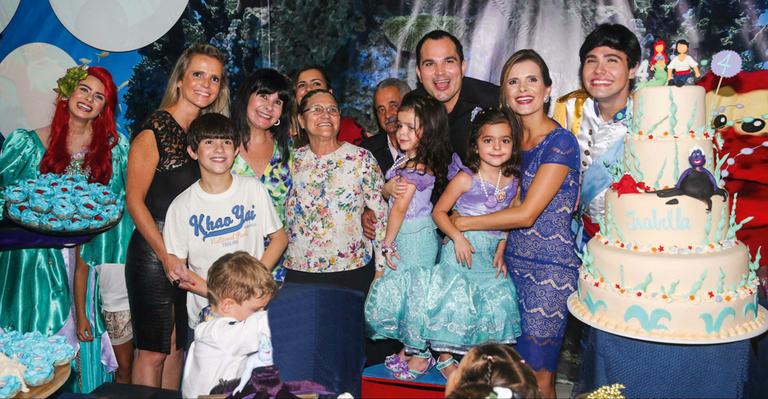 Luciano Camargo comemora o aniversário de quatro anos de suas gêmeas
