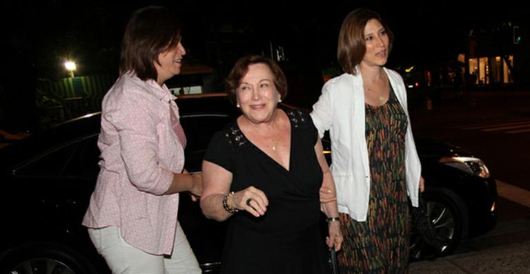 Nicette Bruno vai a 2ª missa em memória de Paulo Goulart
