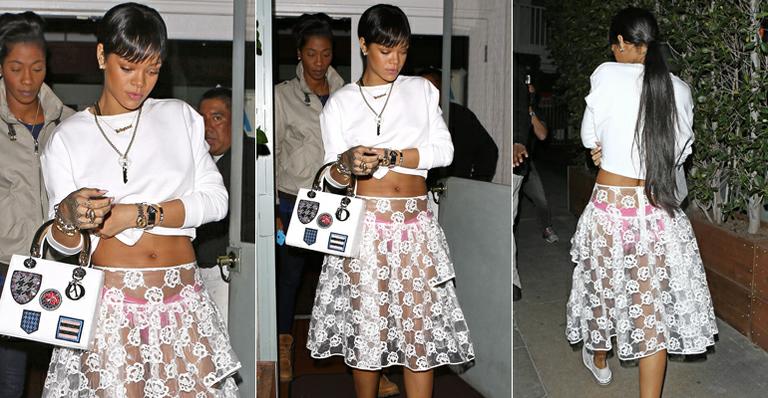 Rihanna usa saia transparente e deixa calcinha rosa à mostra
