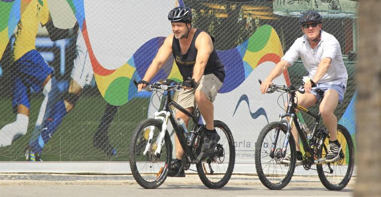 Durante visita ao Brasil, Russell Crowe anda de bicicleta no Rio de Janeiro