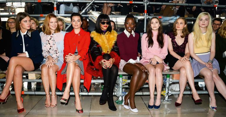 Rihanna e Lupita Nyong’o assistem desfile de fileira vip