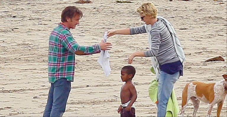 Sean Penn e Charlize Theron levam Jackson para passear em Malibu