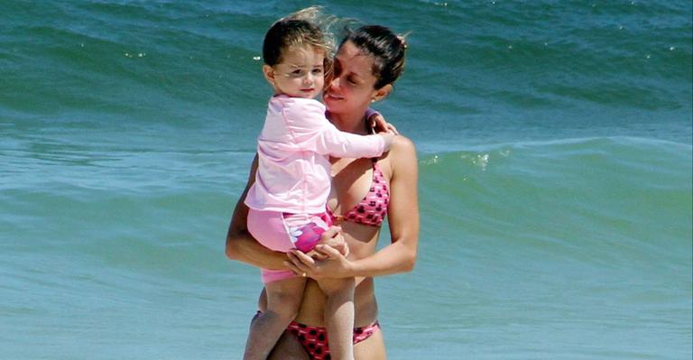 Dani Monteiro passeia com a filha, Maria, no Rio de Janeiro