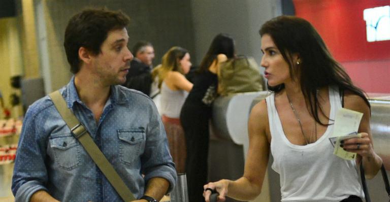 Deborah Secco viaja com o novo namorado