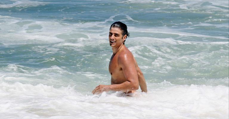 Reynaldo Gianecchini da um mergulho após gravação de Em Família
