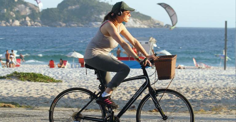 Christiane Torloni anda de bicicleta para manter a boa forma
