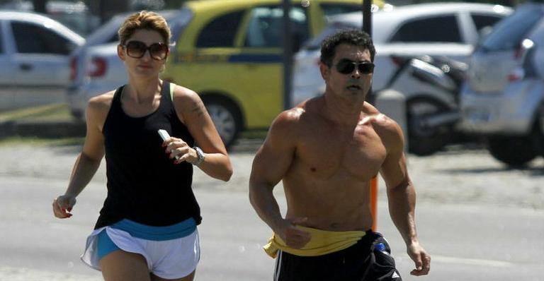 Antonia Fontenelle corre em praia da Barra da Tijuca e mantém a boa forma