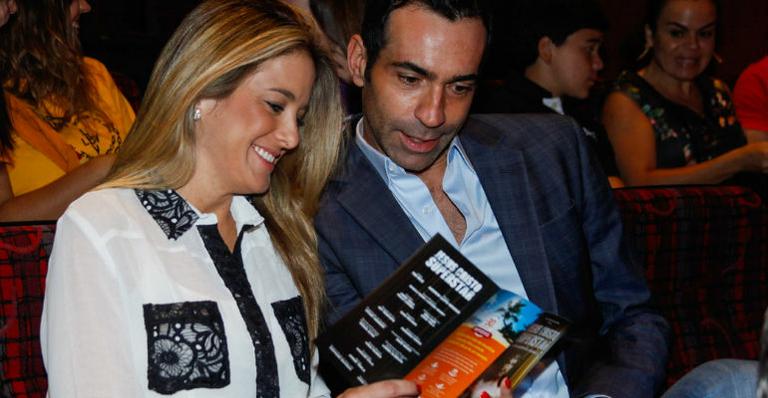 Ticiane Pinheiro e César Tralli comemoram um mês de namoro no espetáculo ‘Jesus Cristo Superstar’