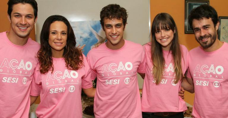 Atores de Em Família participam de campanha social no Rio de Janeiro