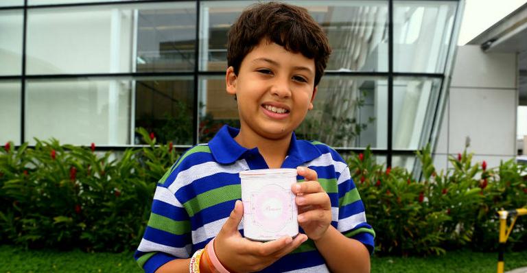 Após visita à irmã recém-nascida, Miguel, filho de Nivea Stelmann, deixa maternidade