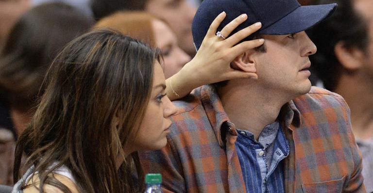 Grávida de gêmeos, Mila Kunis exibe enorme anel de diamante na mão esquerda