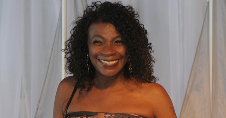 Zezé Motta lembra racismo que marcou sua carreira na TV