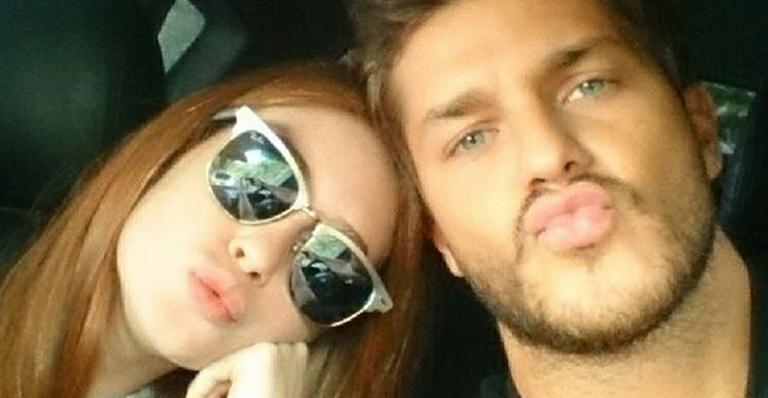 Marina Ruy Barbosa e Klebber Toledo fazem biquinho parados no trânsito