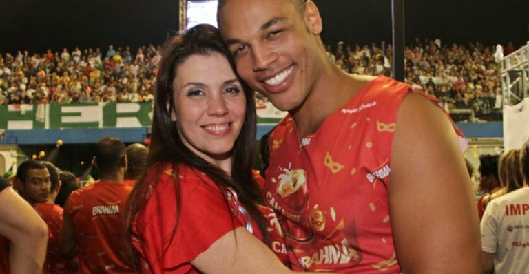 Simony se declara para o namorado e fala sobre relacionamentos anteriores