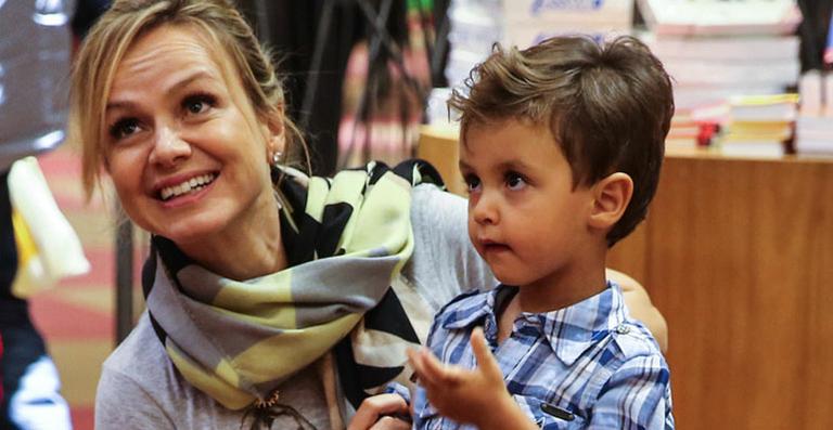Após separação, Eliana aparece em público pela primeira vez com o filho
