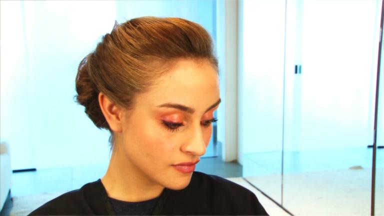 Hairstylist ensina a salvar seu look com um lindo penteado