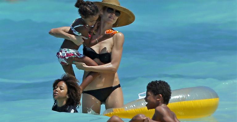 Aos 40 anos e mãe de quatro crianças, Heidi Klum exibe boa forma na praia