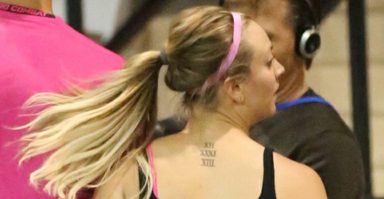Kaley Cuoco tatua nas costas a data de seu casamento com Ryan Sweeting