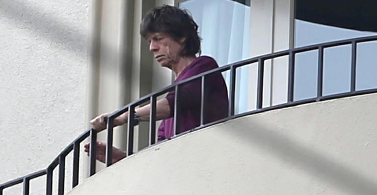 Após suicídio da namorada, Mick Jagger reaparece abatido