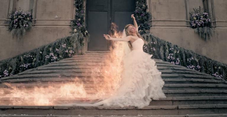 Shakira é uma noiva em chamas no clipe de ‘Empire’