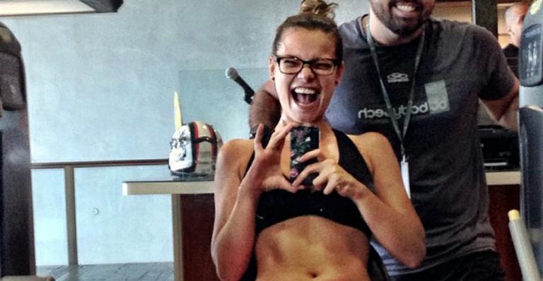 Sem make e com óculos de grau, Milena Toscano mostra corpo sarado na academia
