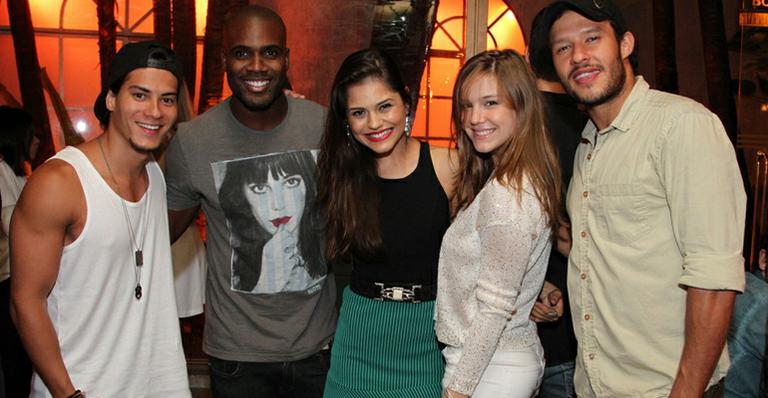 Jéssika Alves reúne elenco de ‘Em Família’ para festa de aniversário
