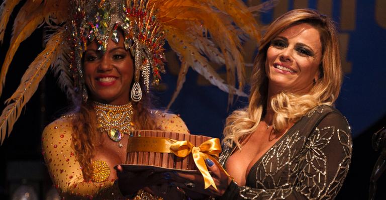Viviane Araújo ganha bolo de aniversário no palco em premiação