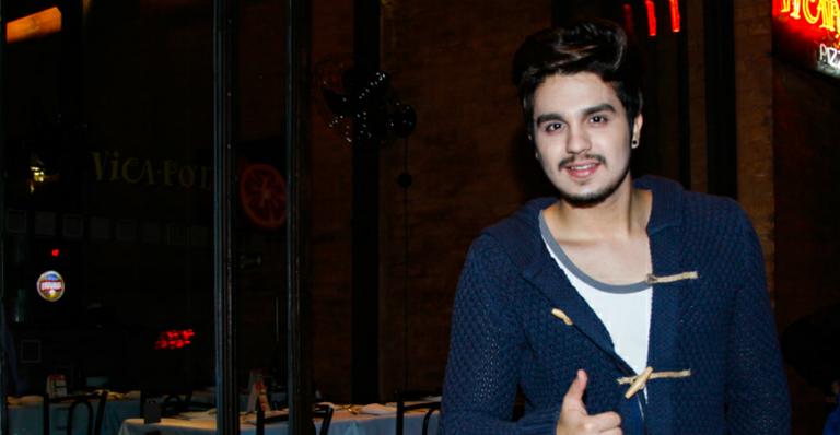 Com novo visual, Luan Santana janta sozinho em pizzaria de São Paulo