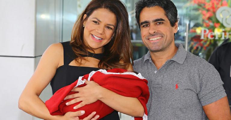 Nivea Stelmann deixa a maternidade com a filha