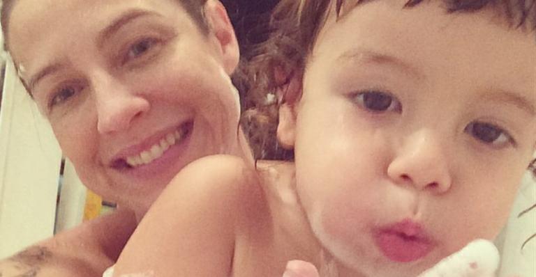 Luana Piovani curte banho de espuma com o filho, Dom