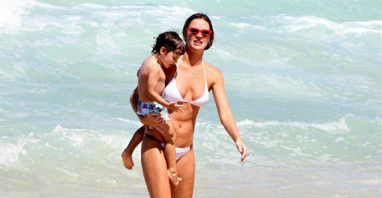 Prestes à voltar para a TV, Letícia Birkheuer curte praia com o filho