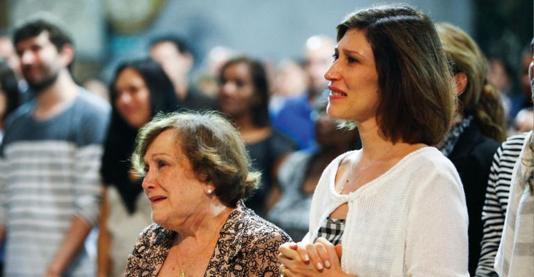 Amigos e familiares prestam homenagens a Paulo Goulart em missa de 7º dia