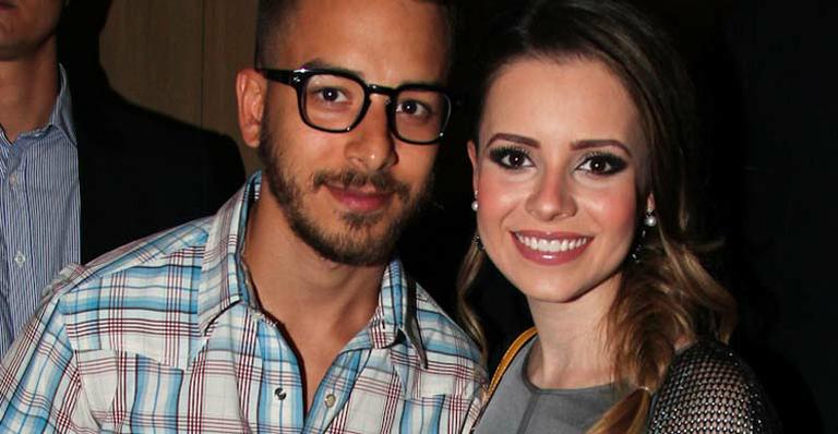 Junior Lima beija a barriga de Sandy durante participação em show