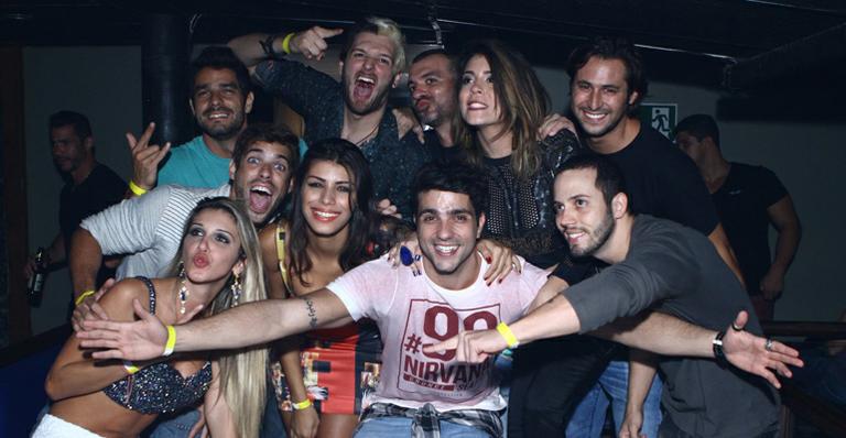 É festa! Ex-BBBs se reúnem no aniversário de Junior no Rio