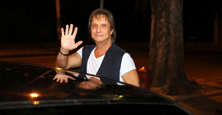 Após deixar de ser vegetariano, Roberto Carlos vai a churrascaria no Rio de Janeiro