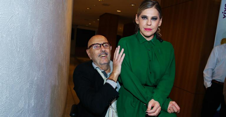 Mesmo separada, Bárbara Paz senta no colo e mostra carinho por Babenco