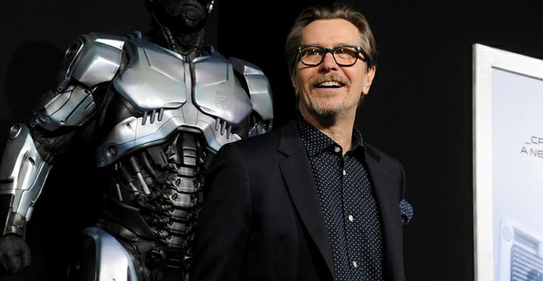 Gary Oldman ganha R$ 27 milhões para falar ‘blá blá blá’ em comercial