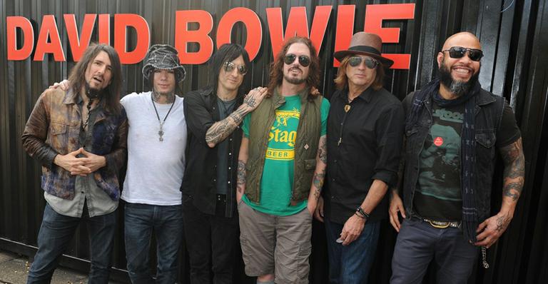 Integrantes do Guns N’ Roses visitam exposição de David Bowie em São Paulo