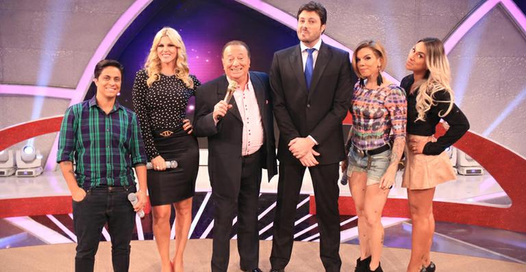 “Nunca peguei nenhuma famosa, só gosto de mulher normal”, diz Danilo Gentili