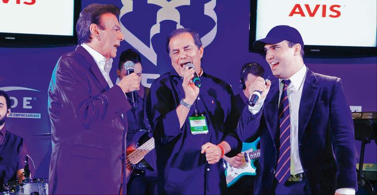 Agnaldo Rayol, Ronnie Von e seu filho, Leo Von, cantam em palco de karaokê
