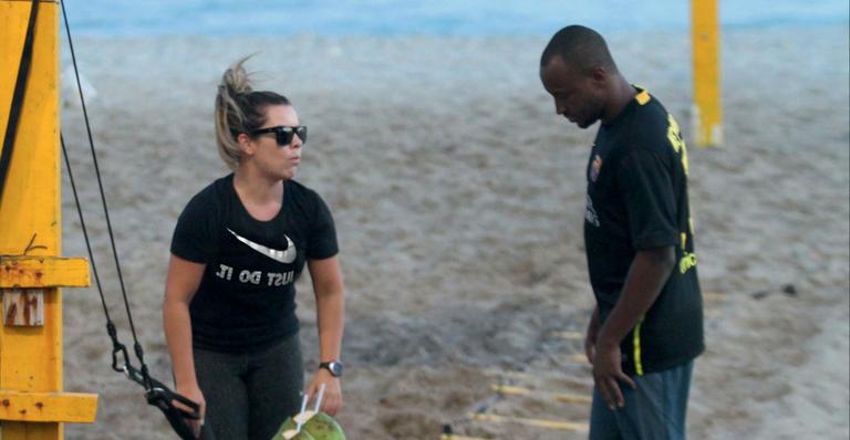 Thiaguinho e Fernanda Souza fazem exercícios juntos na praia da Barra, no Rio