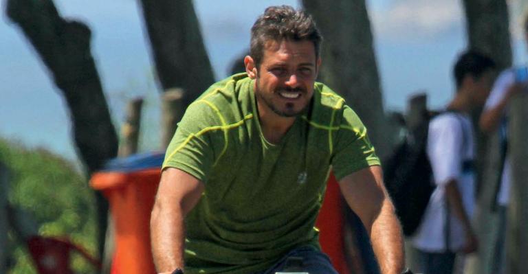 No Rio de Janeiro, Luigi Baricelli anda de bicicleta para manter a boa forma