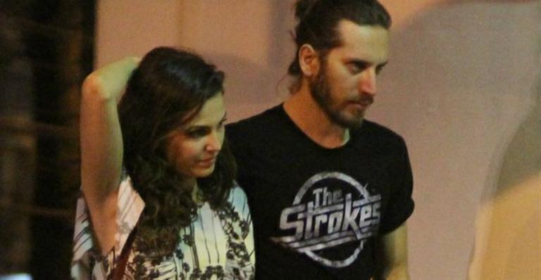 Recém-casada, Tainá Muller é fotografada aos beijos com o marido