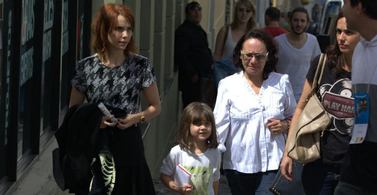 Débora Falabella passeia com a filha em Curitiba