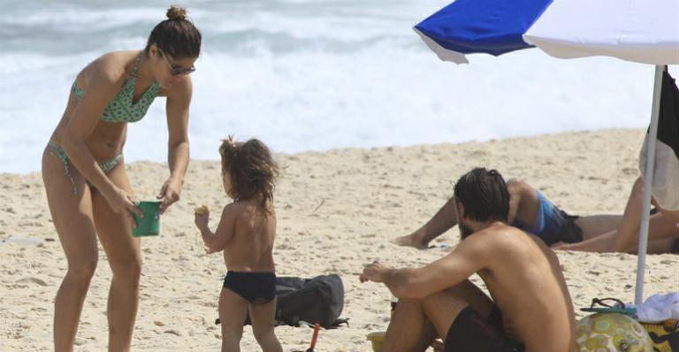 Priscila Fantin curte praia com a família