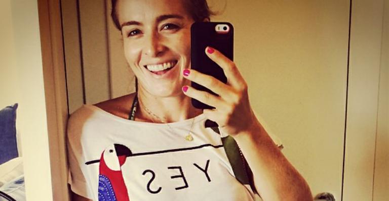 Angélica faz selfie em campanha contra a exploração sexual de crianças