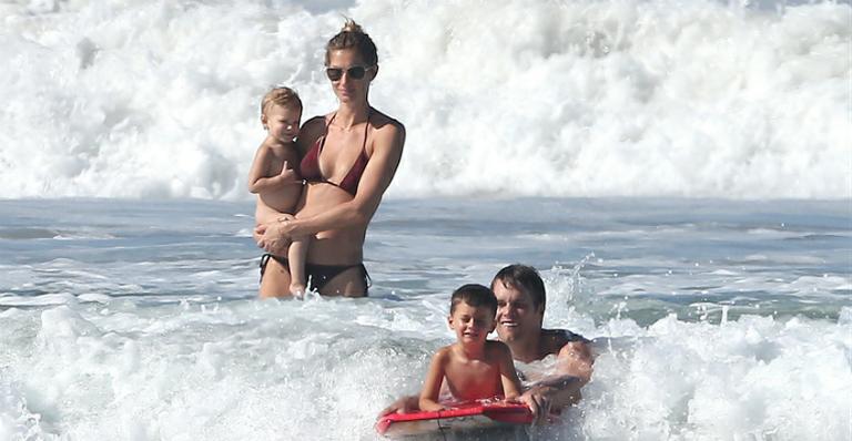 Antes da SPFW, Gisele Bundchen curte praia com os filhos e o marido