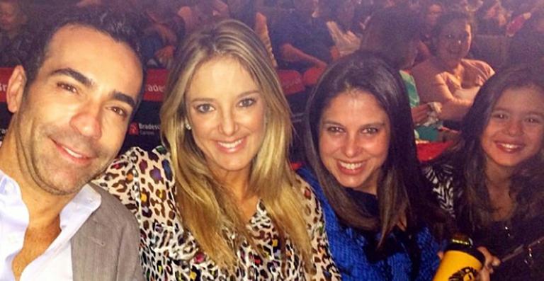 César Tralli vai ao teatro com Ticiane Pinheiro e a cunhada