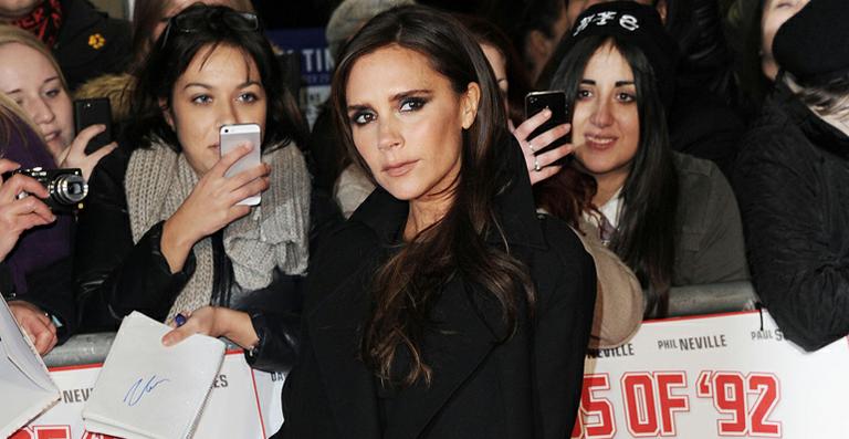 Victoria Beckham posta fotos da infância ao lado de sua mãe