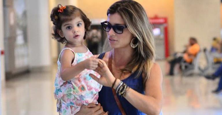 Grazi Massafera vira uma borboleta em brincadeira com Sofia
